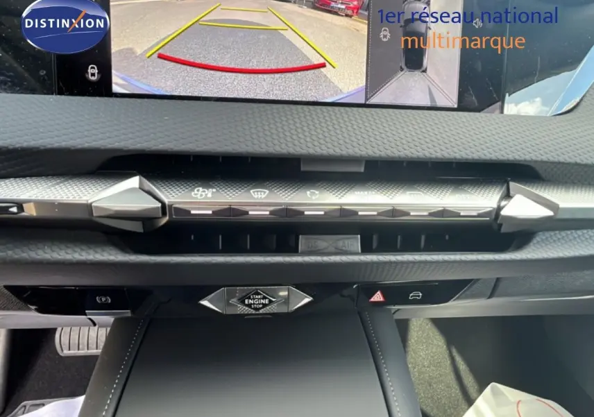 Vue rapprochée de la console centrale du DS4 2024 avec écran caméra de recul et boutons de commande en finition noire.