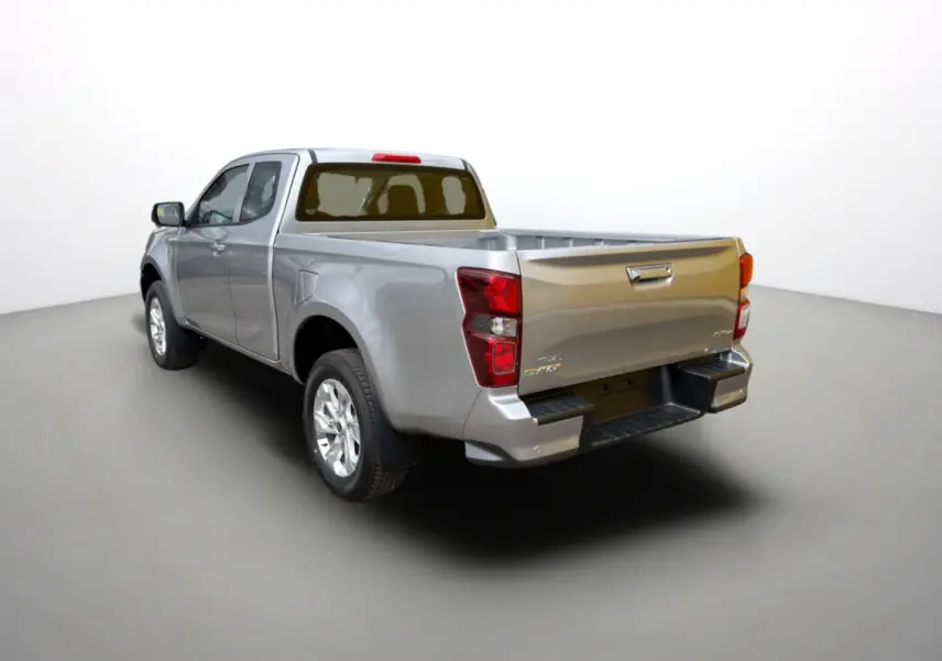 Isuzu D-MAX 2.2 TD 164 Space Evolution argent Mercury, vue 3/4 arrière droit sur fond neutre.