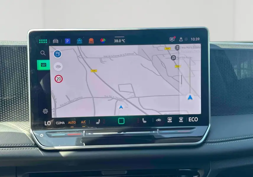 Écran tactile central du Volkswagen Tiguan 1.5 eHybrid 2025 affichant la navigation et les commandes climatisation.
