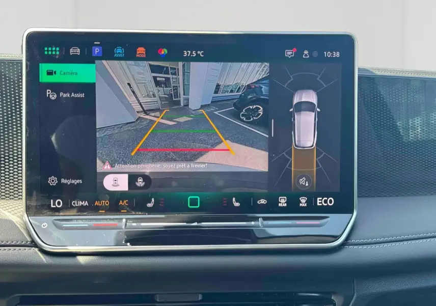Écran tactile intérieur du Volkswagen Tiguan gris montrant la caméra de recul et l'assistance au stationnement.