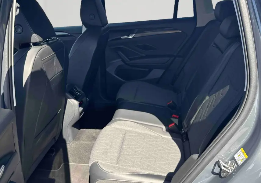 Vue intérieure côté droit des sièges arrière gris clair et foncé du Volkswagen Tiguan 1.5 eHybrid 2025.