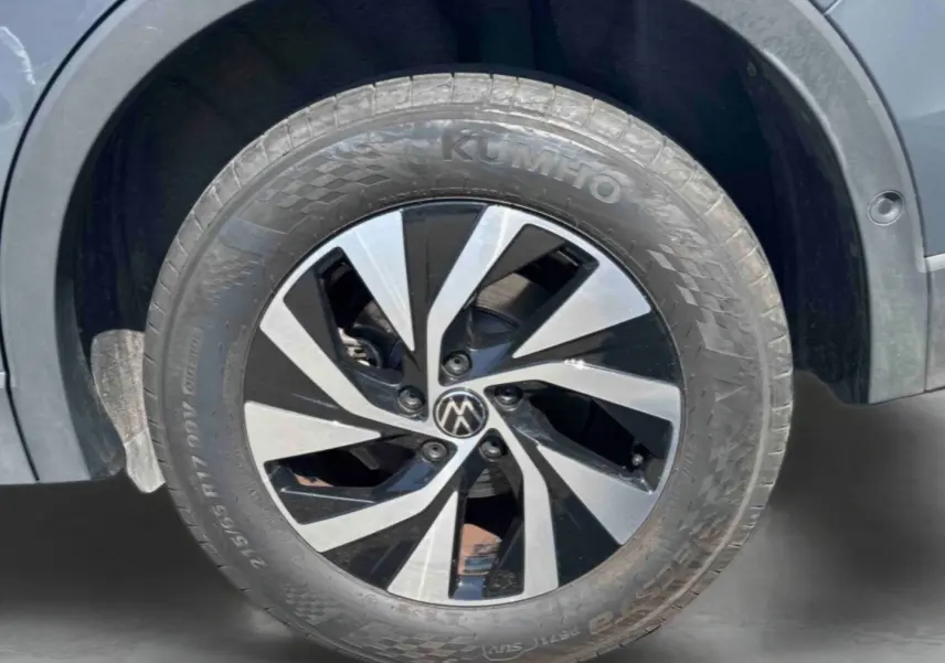 Gros plan sur la roue avant gauche grise du Volkswagen Tiguan 1.5 eHybrid 2025 avec jante alliage Venezia 17 pouces.