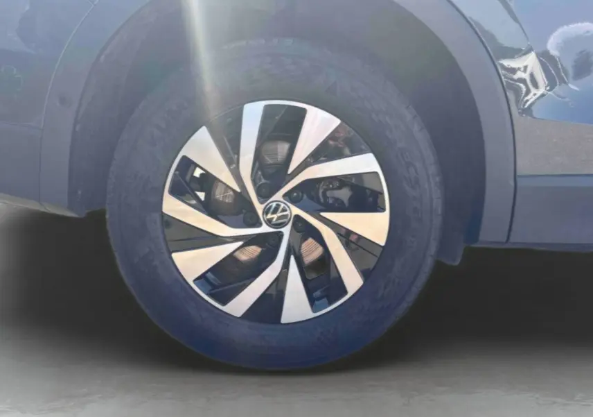 Gros plan sur la roue avant droite du Volkswagen Tiguan gris, avec jante alliage Venezia 17 pouces bicolore.