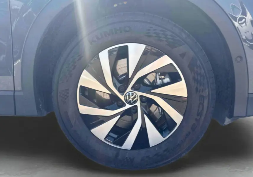Gros plan sur la jante alliage Venezia 17 pouces bicolore du Volkswagen Tiguan gris, côté avant droit.