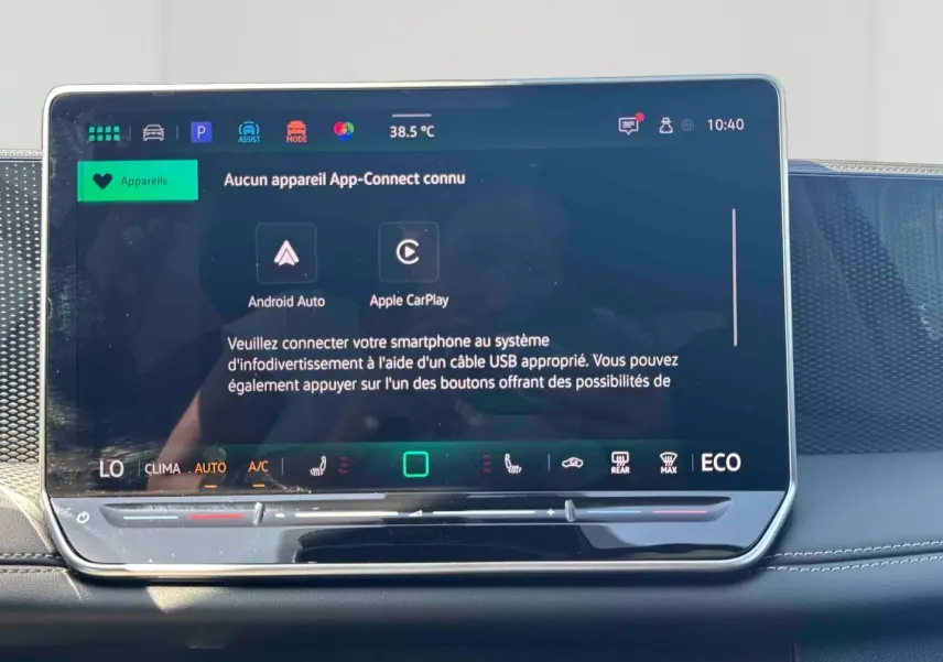 Écran tactile central du tableau de bord du Volkswagen Tiguan 2025 affichant les options App-Connect.