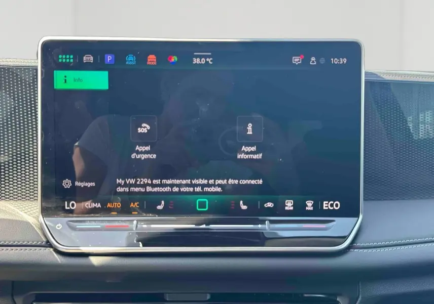 Écran tactile central du Volkswagen Tiguan eHybrid 2025 affichant les réglages d'appel d'urgence et climatisation.