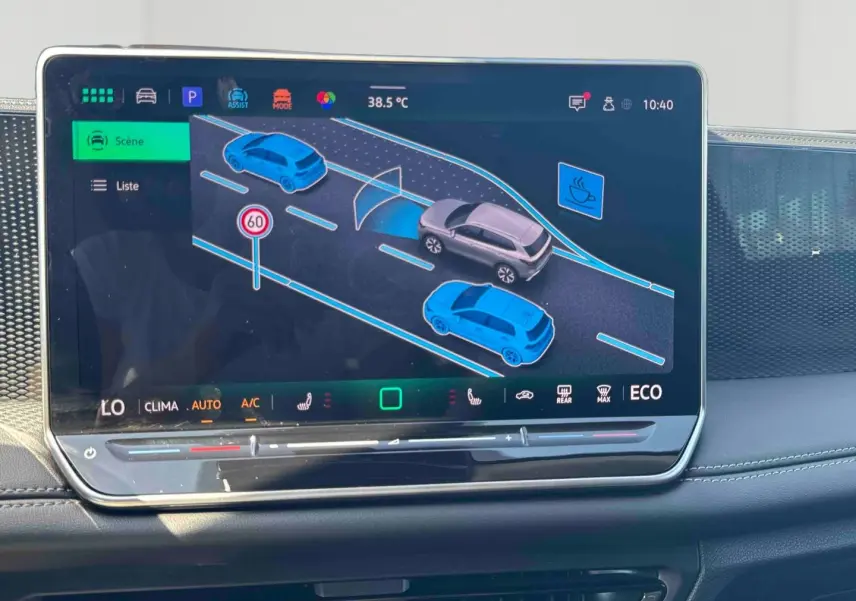Écran tactile intérieur du Volkswagen Tiguan 2025 montrant l'assistance à la conduite avec affichage de la route et véhicules.