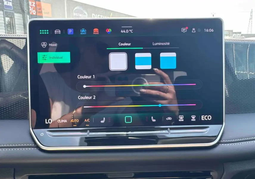 Écran tactile central du Volkswagen Tiguan 2025 affichant les réglages de couleur d'ambiance intérieure.