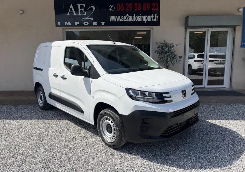 Peugeot Partner blanc en vue 3/4 avant droit, fourgon utilitaire avec pare-chocs noirs et jantes acier simples.
