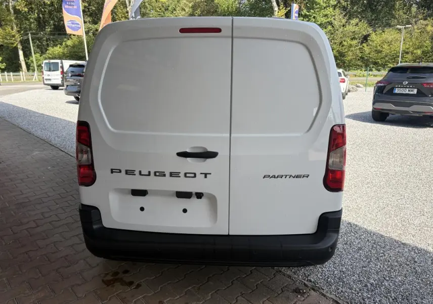 Vue arrière d’un fourgon blanc Peugeot Partner 2026 avec portes battantes et feux arrière rouges.