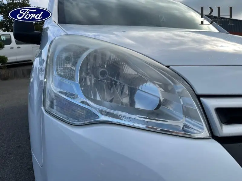 Gros plan sur le phare avant droit du Citroën Berlingo Blanc Banquise de 2017, version BlueHDi Feel 7 places.