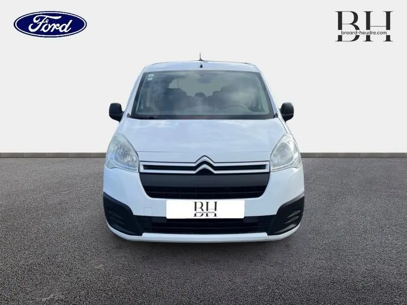 Vue de face d'un Citroën Berlingo blanc Banquise, mettant en valeur sa calandre noire et ses phares halogènes.