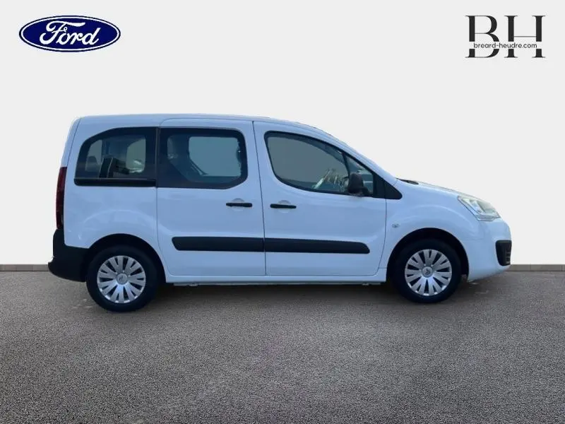 Profil côté gauche d'un Citroën Berlingo blanc Banquise 2017 avec portes latérales et enjoliveurs d'origine.