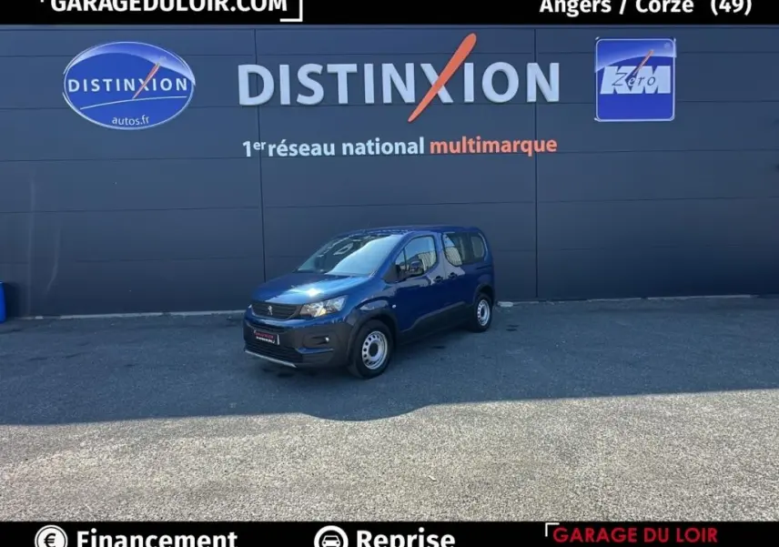 Peugeot Rifter bleu 2024 en 3/4 avant droit, version 1.5 BlueHDi 100 S&S Taille M Allure, roues acier visibles.