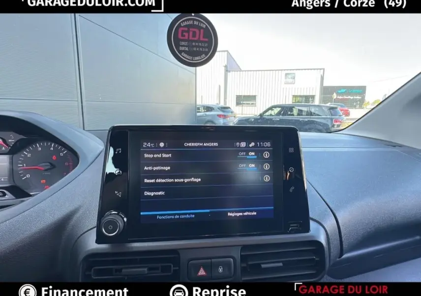 Vue intérieure du tableau de bord du Peugeot Rifter 2024, écran tactile central affichant les réglages de conduite.