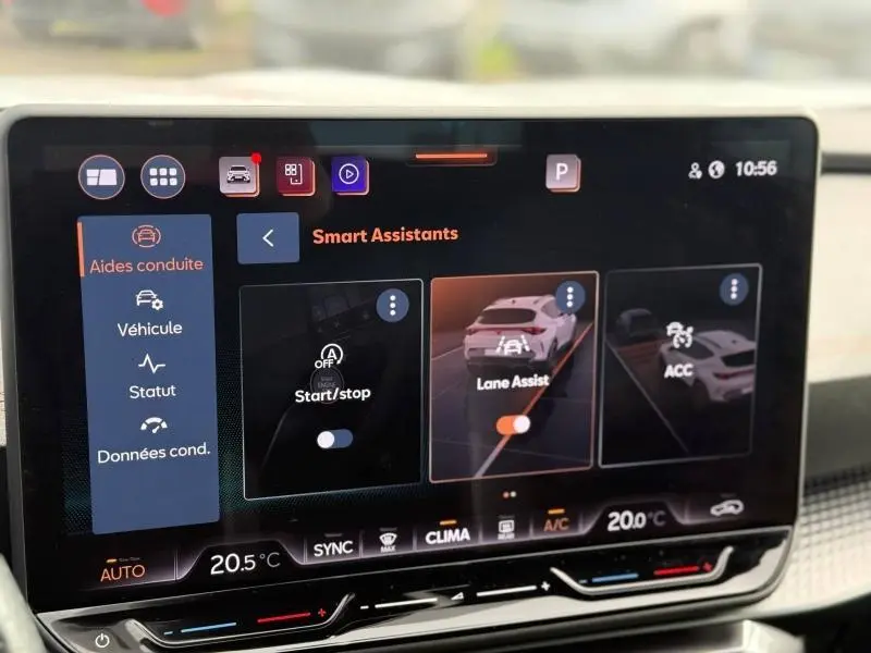 Écran tactile du système d’aide à la conduite du CUPRA Formentor blanc, affichant les assistants intelligents.
