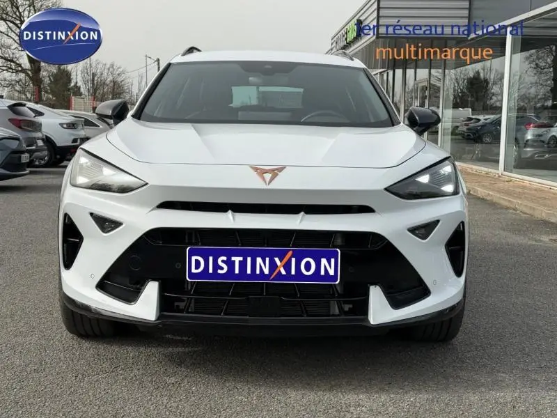 Vue frontale d'un CUPRA Formentor blanc Nevada métallisé 2025 avec logo cuivré et calandre noire distinctive.