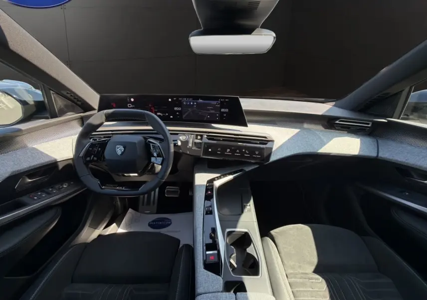 Intérieur Peugeot 5008 2025 vu de face, tableau de bord numérique large et sellerie Alcantara noire.
