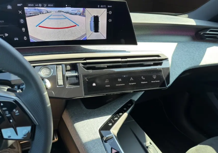 Vue intérieure du tableau de bord et console centrale du Peugeot 5008 noir, avec écran tactile de navigation et caméra de recul affichée.