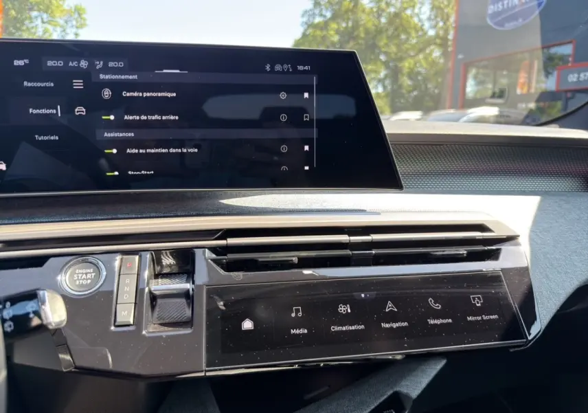 Vue intérieure du tableau de bord du Peugeot 5008 noir 2025 avec écran tactile et commandes modernes.