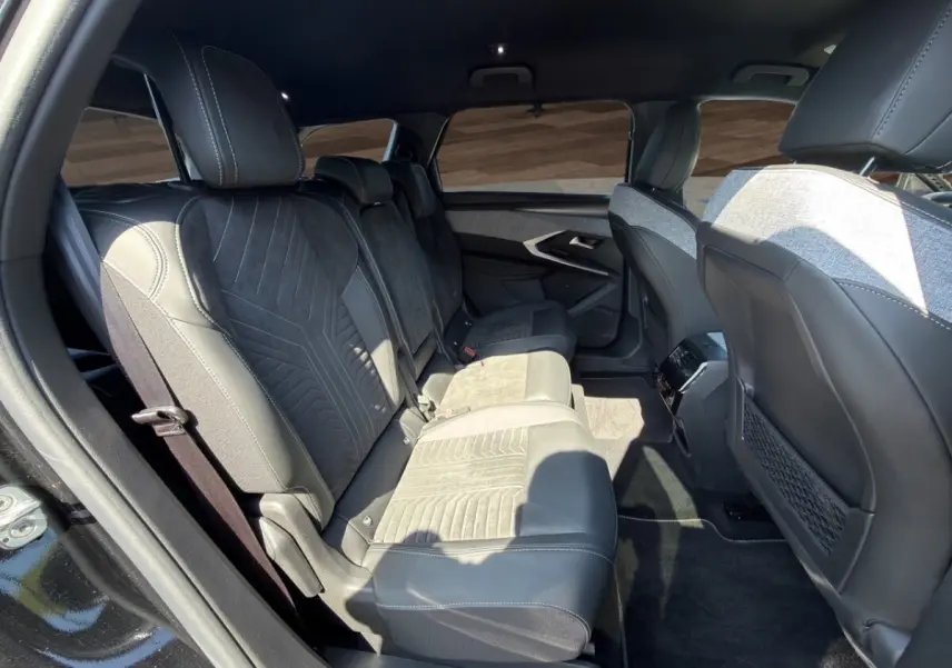 Vue intérieure côté gauche des sièges arrière en sellerie alcantara noire du Peugeot 5008 1.2 Hybrid 145 GT 2025.