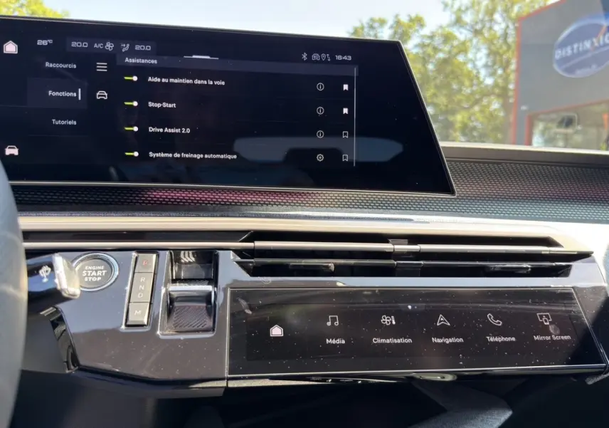 Vue intérieure du tableau de bord du Peugeot 5008 2025, avec écran tactile central et commandes digitales noires.