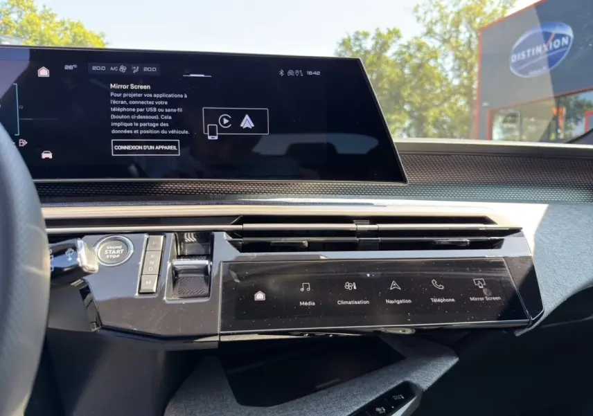 Vue intérieure du tableau de bord tactile du Peugeot 5008 noir, avec écran multifonctions et commandes modernes.