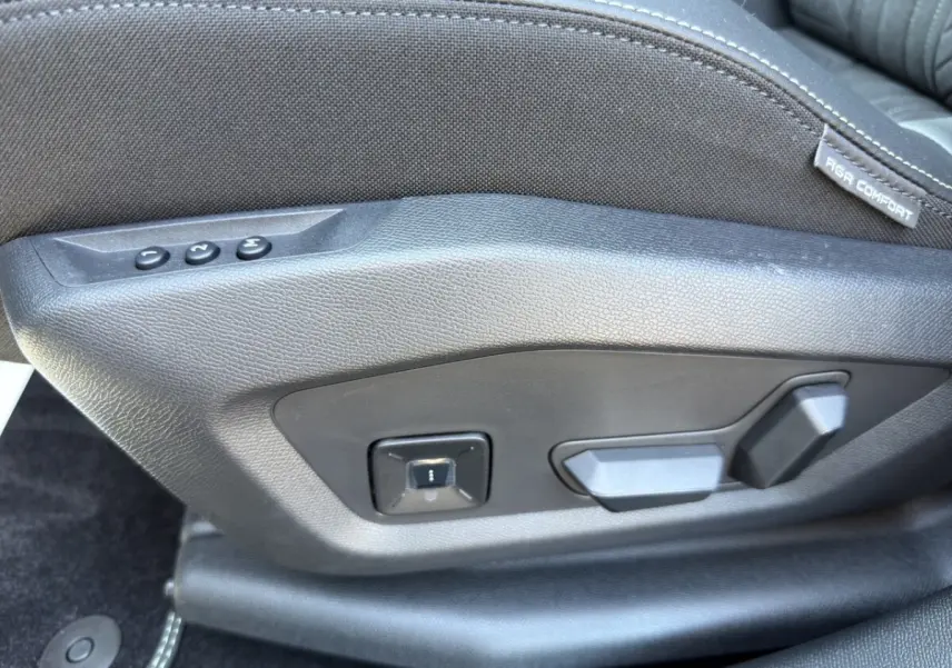 Détail des commandes de réglage électrique du siège conducteur en sellerie Alcantara noire du Peugeot 5008 2025.