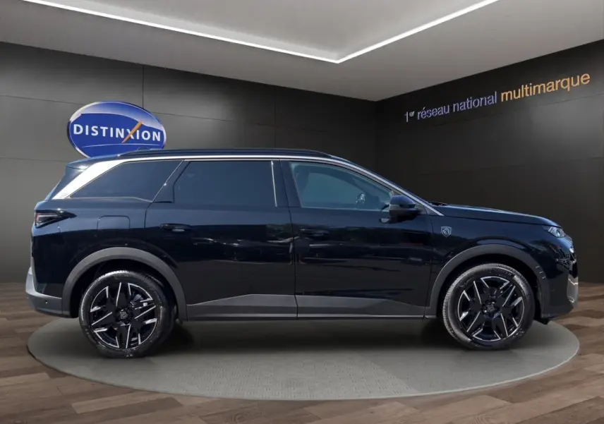 Vue de profil côté gauche d'un Peugeot 5008 noir 2025 avec jantes noires et toit panoramique.