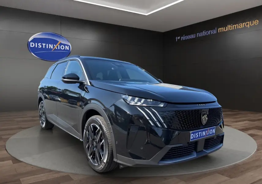 Peugeot 5008 noir en 3/4 avant droit, avec calandre noire distinctive et jantes alliage foncé.