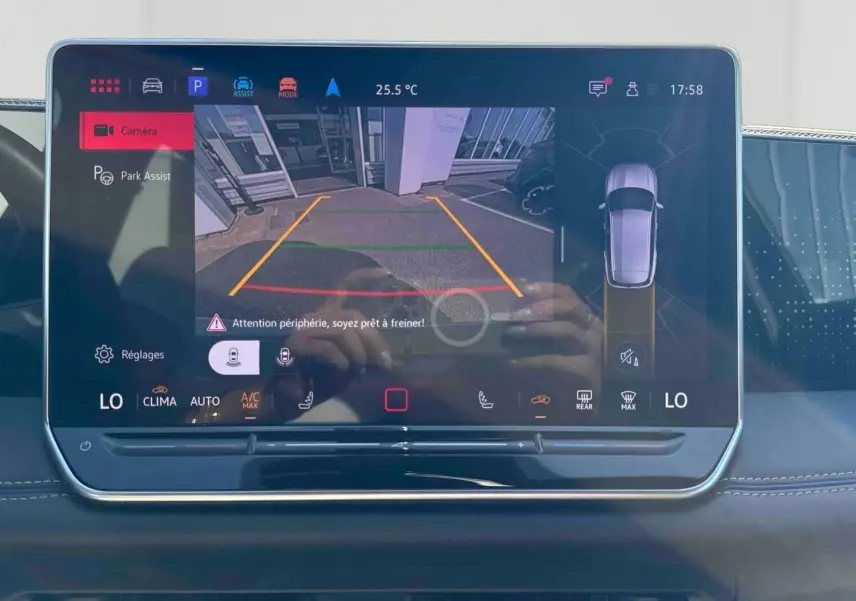 Écran tactile intérieur du Volkswagen Tiguan 2025 montrant la caméra de recul et l'assistance au stationnement.