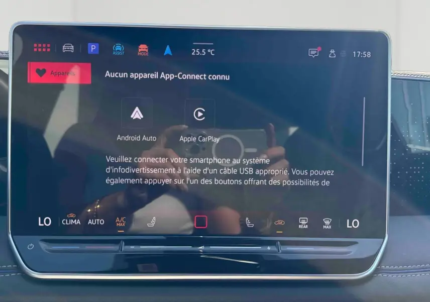 Écran tactile central du Volkswagen Tiguan 2025 affichant les options Android Auto et Apple CarPlay, avec finition intérieure noire.