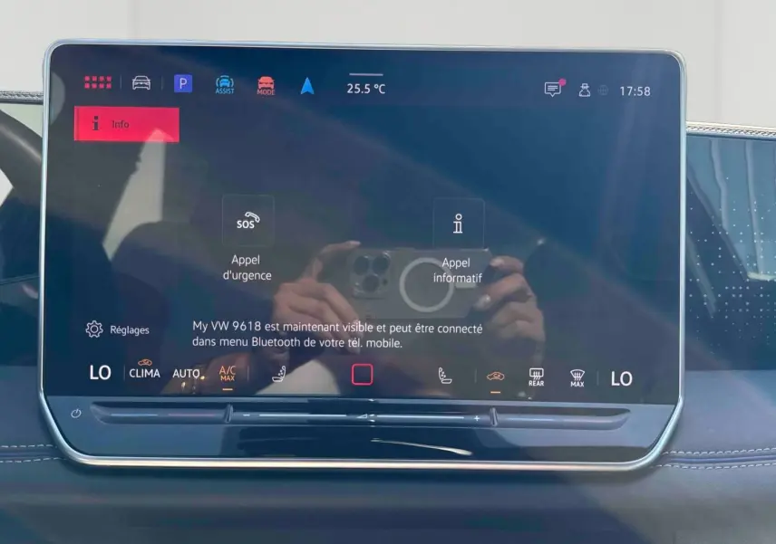 Écran tactile central du tableau de bord du Volkswagen Tiguan 2025, affichant les réglages de climatisation et connectivité Bluetooth.