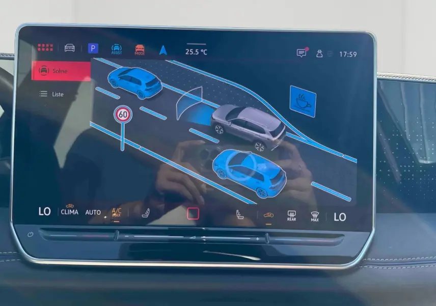 Écran tactile intérieur du Volkswagen Tiguan 2025 montrant l’assistance d’intersection et la détection des véhicules.