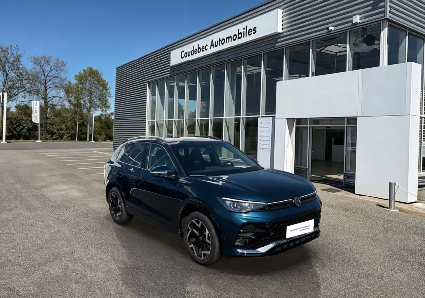 Volkswagen Tiguan 1.5 eTSI 150ch bleu, vue 3/4 avant droit devant concession Coudebec Automobiles.
