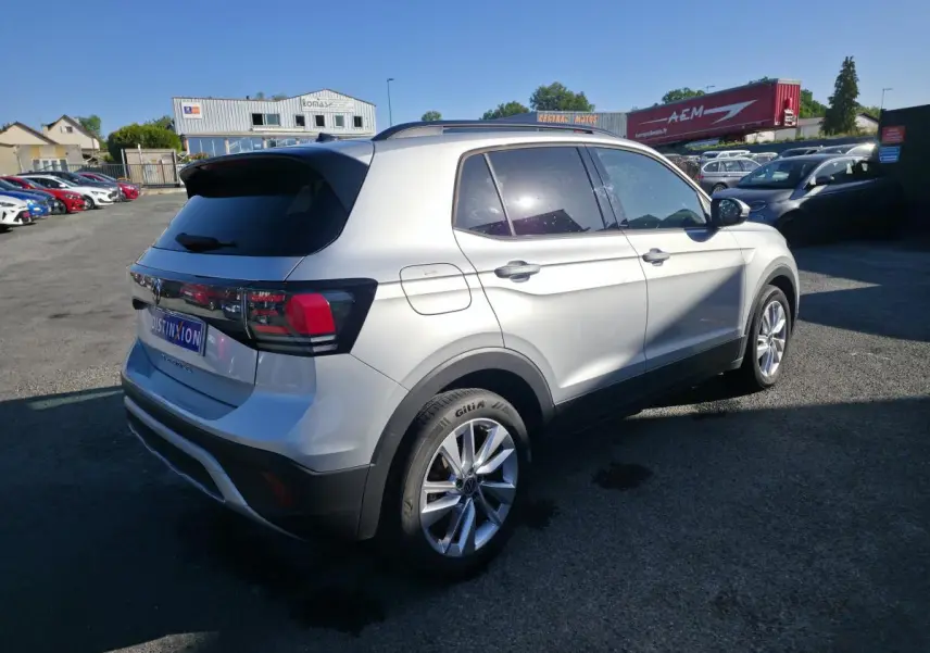Volkswagen T-Cross gris métallisé en 3/4 arrière droit avec jantes alliage et vitres surteintées.