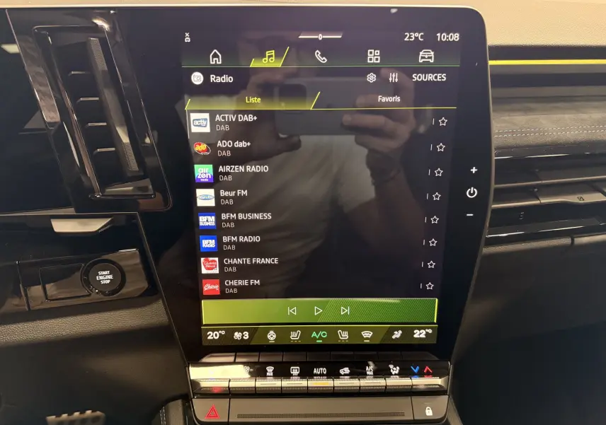 Écran tactile central du tableau de bord du Renault Austral blanc nacré, affichant la liste des radios DAB.