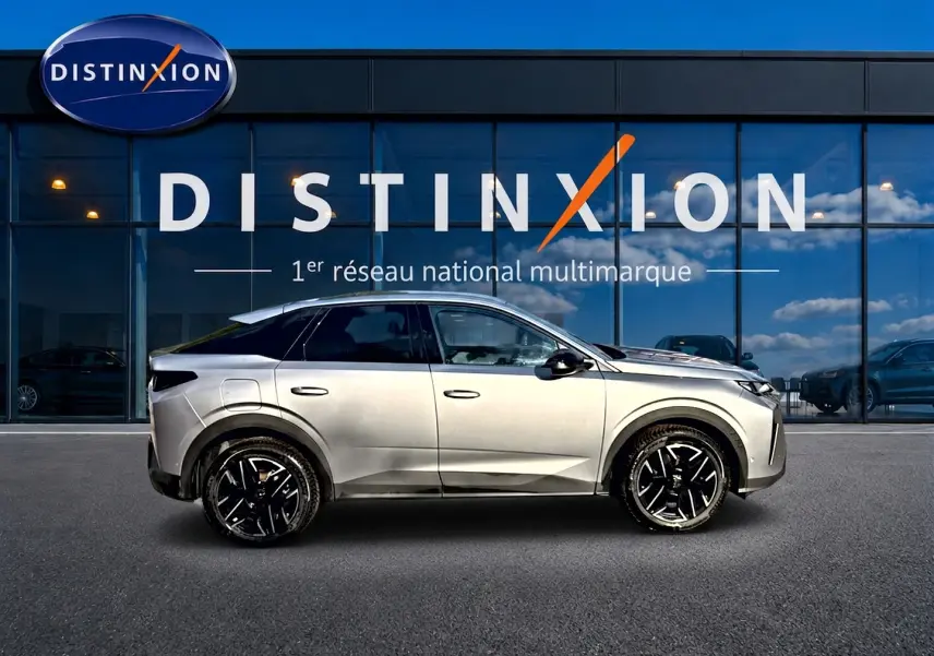 Profil droit du Peugeot 3008 gris artense 2025 devant une vitrine Distinxion, avec jantes alu noires et toit noir.