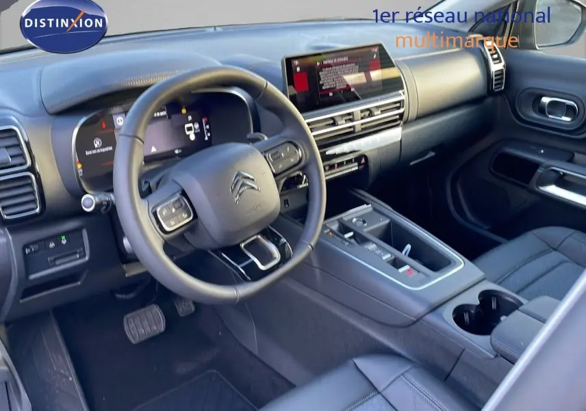 Intérieur noir cuir du Citroën C5 Aircross 2025 vu côté conducteur, avec tableau de bord digital et console centrale moderne.