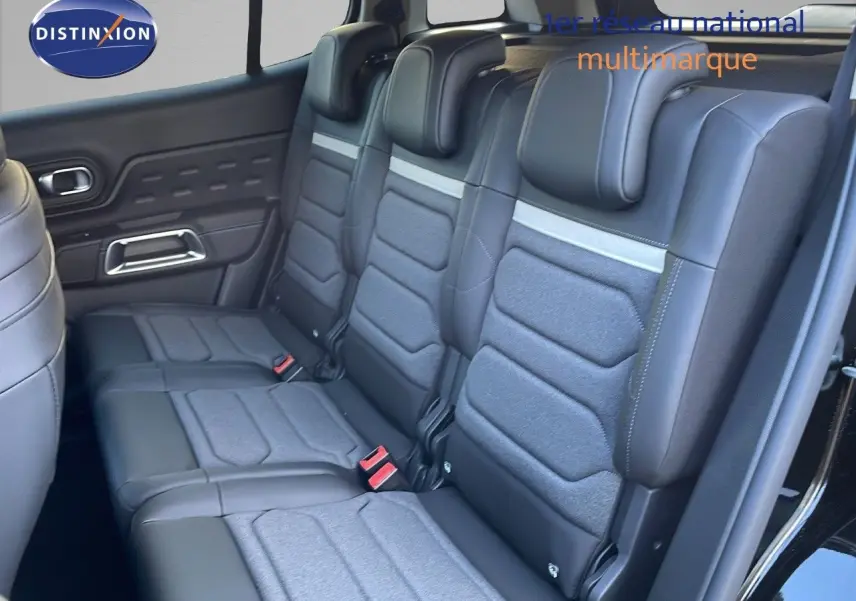 Vue latérale droite sur les sièges arrière en cuir noir et tissu gris du Citroën C5 Aircross 2025 noir Perla Metal.