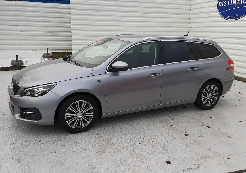 Peugeot 308 SW gris Artense vue de profil côté gauche, break 5 portes avec jantes alliage et vitres teintées.
