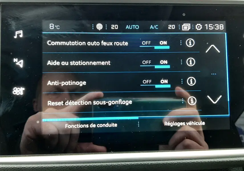 Écran tactile central de la Peugeot 308 SW 1.2 PureTech 110ch Road Trip affichant les réglages d'aide à la conduite et climatisation.