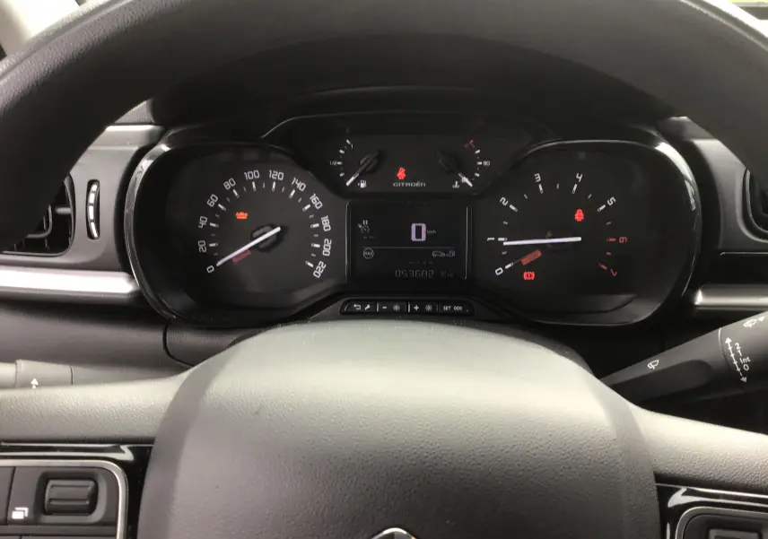 Vue rapprochée du tableau de bord et du compteur de la Citroën C3 Société blanc, affichant 0 km/h et 53 682 km au compteur.