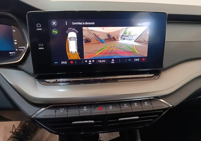 Écran tactile central de la Skoda Octavia 2024 affichant la caméra de recul et les commandes climatisation.