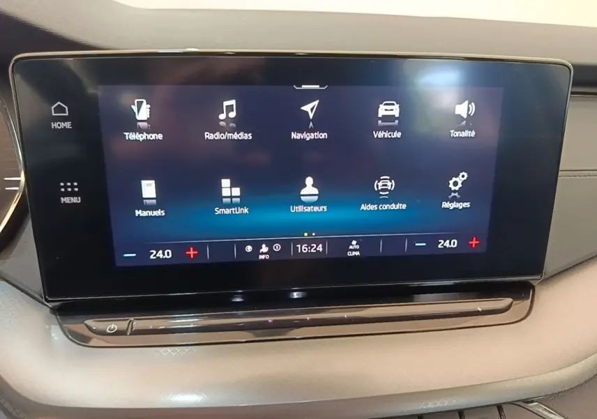 Écran tactile central de la Skoda Octavia 2024 affichant les menus de navigation et climatisation, intérieur beige.
