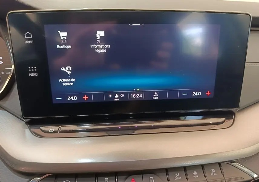 Écran tactile central noir affichant le menu de la Skoda Octavia 2024, vue rapprochée de l'intérieur.