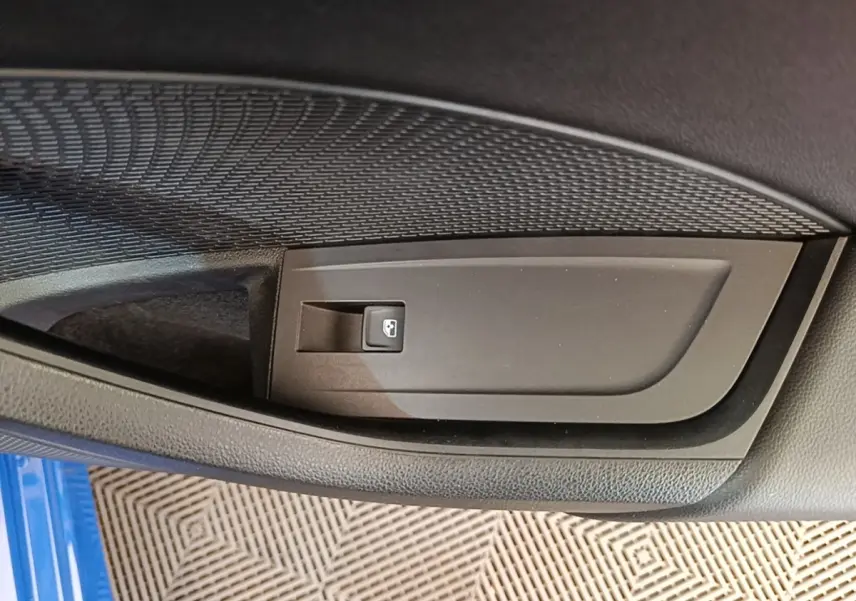 Détail du bouton de verrouillage des portes sur la portière côté conducteur d’une Skoda Octavia 2024.