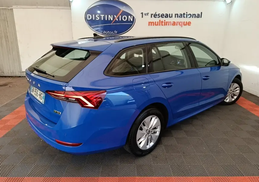 Vue 3/4 arrière droite d'une Skoda Octavia 2024 hybride bleue avec toit noir et feux arrière LED distinctifs.