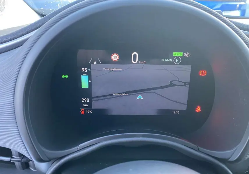 Tableau de bord numérique de la Fiat 500 électrique 2022, affichant la navigation et autonomie batterie à 95%