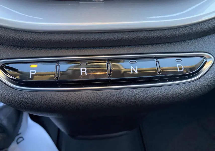 Sélecteur de boîte automatique en boutons P, R, N, D dans l’habitacle d’une Fiat 500 électrique noire 2022.